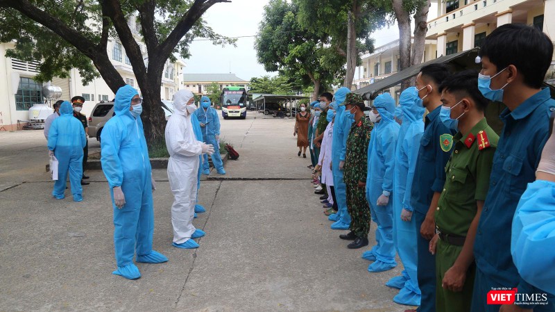 Ông Lê Trí Thanh - Chủ tịch UBND tỉnh Quảng Nam hỏi thăm, động viên các lực lượng làm nhiệm vụ tại trung tâm cách ly