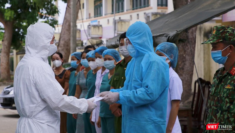 Tặng quà cho các lực lượng