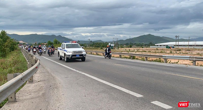 Lực lượng CSGT Công an tỉnh Thừa Thiên Huế dẫn đoàn, hỗ trợ đoàn người về quê