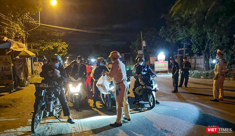 Lực lượng Công an Đà Nẵng phát nước và thức ăn cho đoàn người