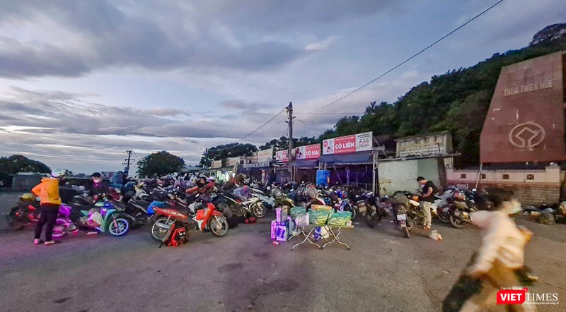 Rạng sáng, đoàn người gần 100 xe máy từ TP HCM đến đỉnh đèo Hải Vân