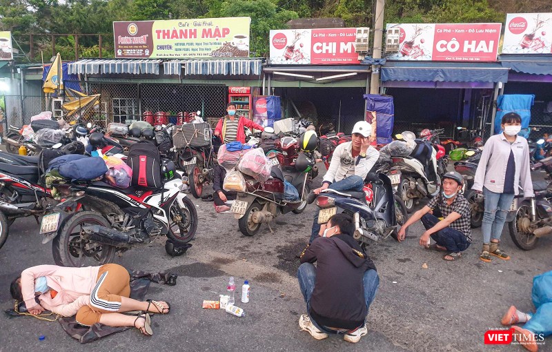 Đa số mệt và đói do di chuyển liên tục 2 ngày trên đường Hồ Chí Minh