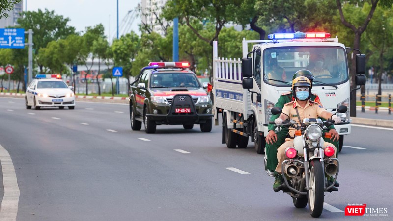 Lực lượng liên ngành TP HCM tuần tra trên các tuyến đường trước giờ giới nghiêm