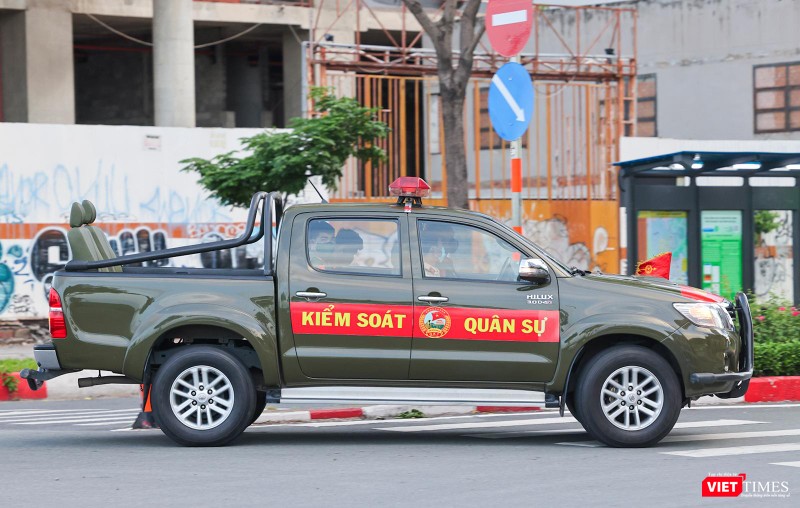 Xe kiểm soát quân sự hụ còi báo hiệu giờ giới nghiêm đã điểm