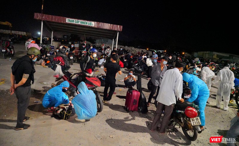 Các bạn trẻ xuyên đêm hỗ trợ người dân tại điểm dừng chân tạm