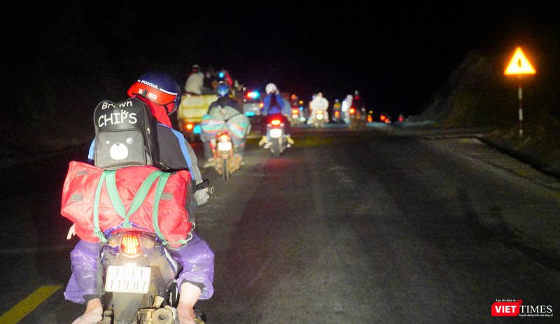 Sau giấc ngủ ngắn, đoàn người lại tiếp tục lên đường với những chiếc xe đã được kiểm tra, bảo dưỡng