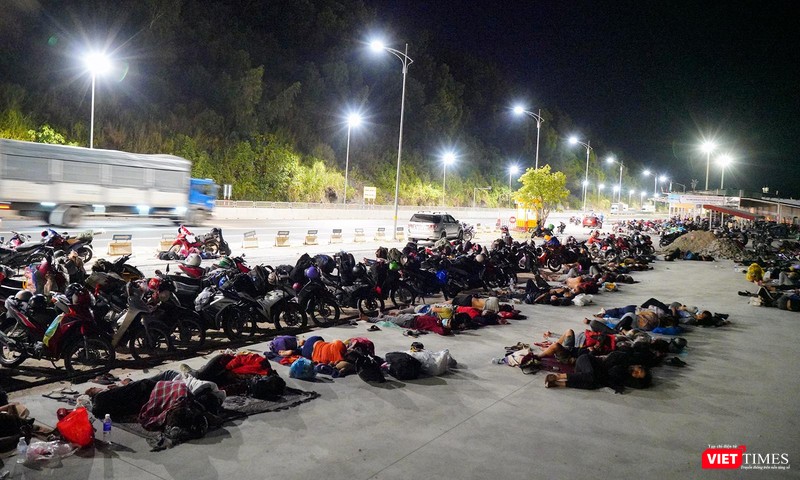 Trong lúc đội tình nguyện bảo dưỡng xe thì người dân tranh thủ ngã giấc sau hành trình dài từ TP HCM về quê