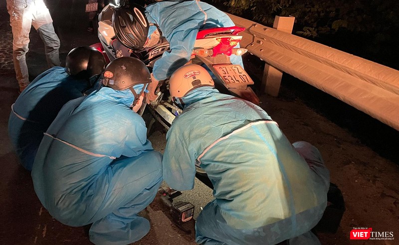 Cứu hộ 1 chiếc xe hỏng hóc ngay bên đường