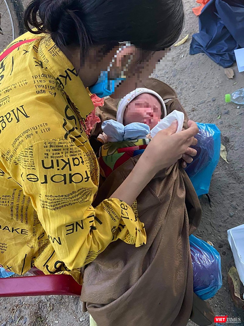 Hai mẹ con (Ảnh Minh Việt)