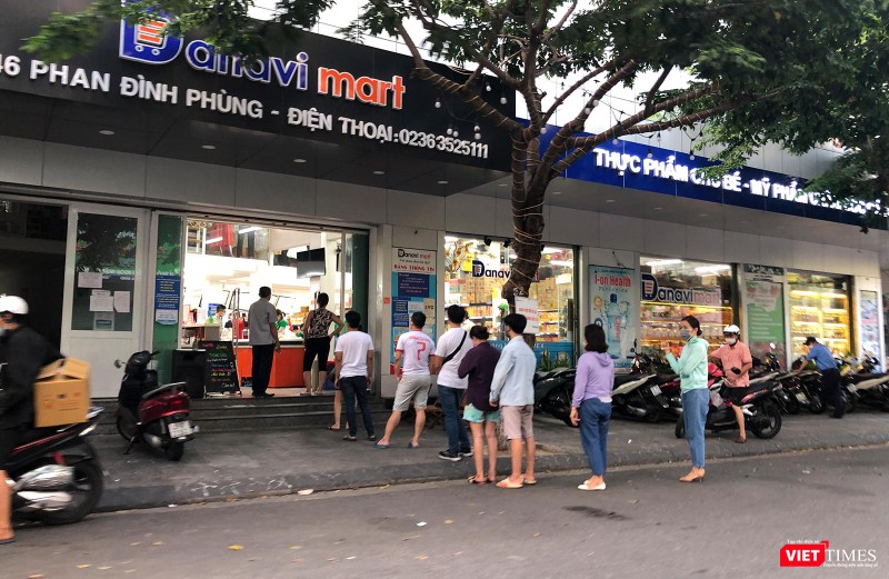 Người dân tranh thủ đi siêu thị Người dân tranh thủ đi siêu thị