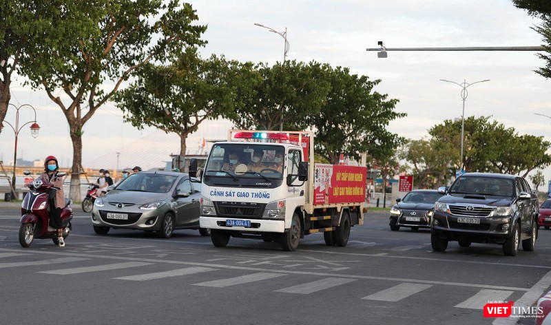 Gần đến giờ thực hiện giãn cách, xe chuyên dụng của lực lượng công an đi tuần tra Gần đến giờ thực hiện giãn cách, xe chuyên dụng của lực lượng công an đi tuần tra