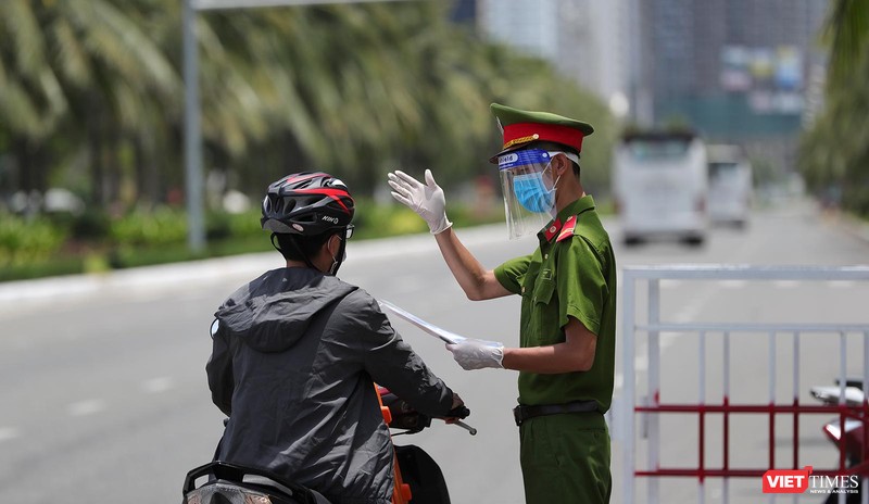 Lực lượng công an làm nhiệm vụ tại các chốt kiểm soát phòng dịch COVID-19 trên địa bàn TP Đà Nẵng