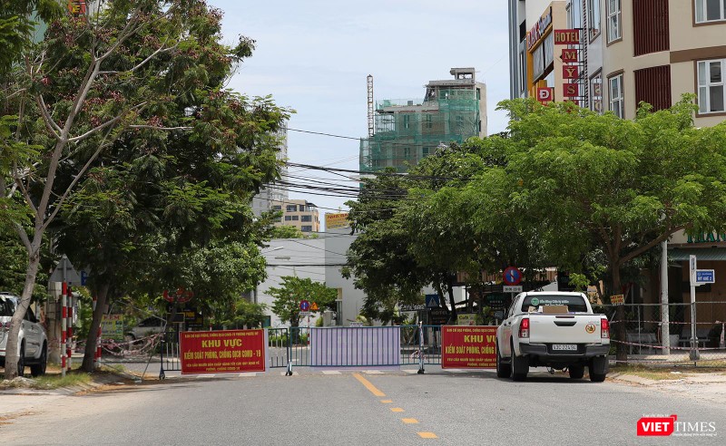 Các tuyến đường gom từ đường Võ Văn Kiệt đi vào phường Phước Mỹ đều bị chặn barie cứng