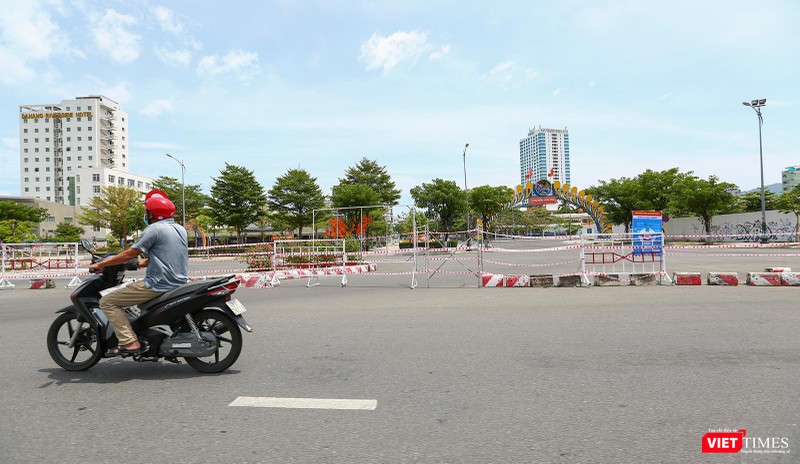 Khu vực rẽ phải xuống đường Trần Hưng Đạo bị chốt chặn, phương tiện buộc đi thẳng