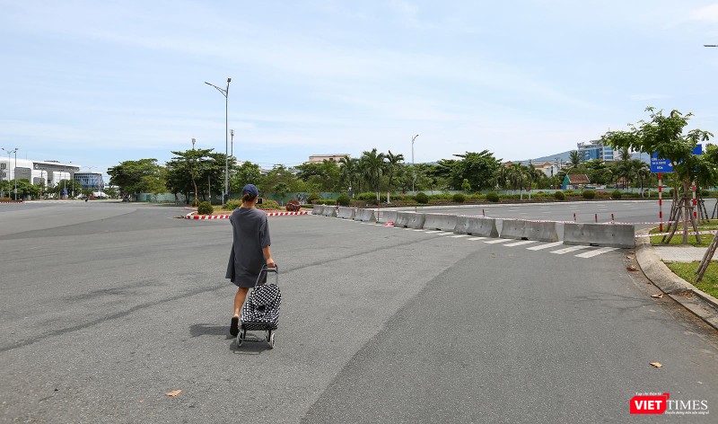 Đường Phạm Văn Đồng được chốt chặn bằng lan can bê tông