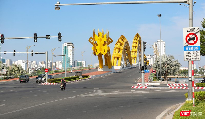 Cầu Rồng lúc 5h chiều ngày 10/8, lượng người qua lại thưa thớt