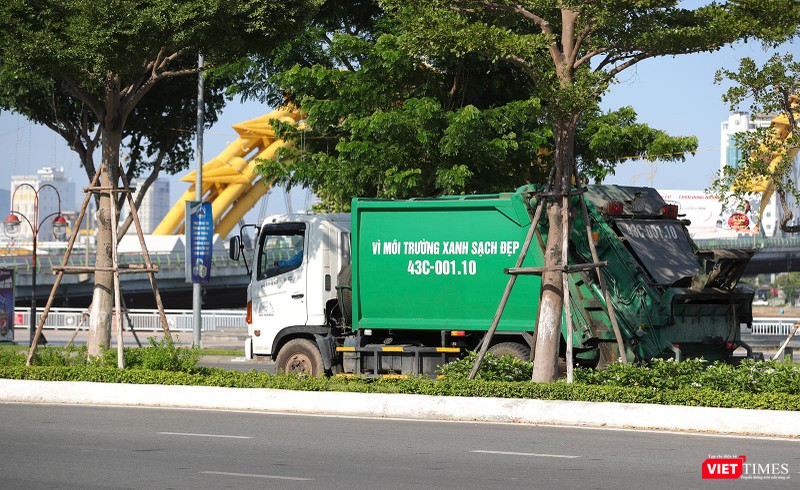 Xe thu gom rác trên đường 2/9