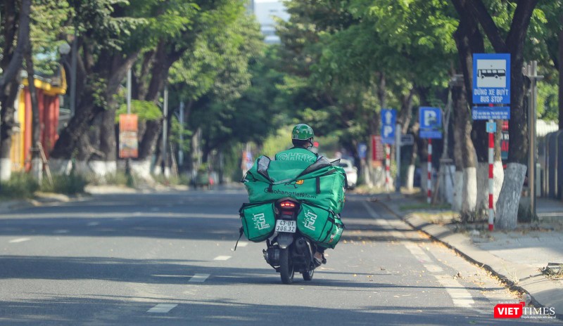 &quot;Nhường&quot; phố phường cho dịch vụ chuyển phát hoạt động