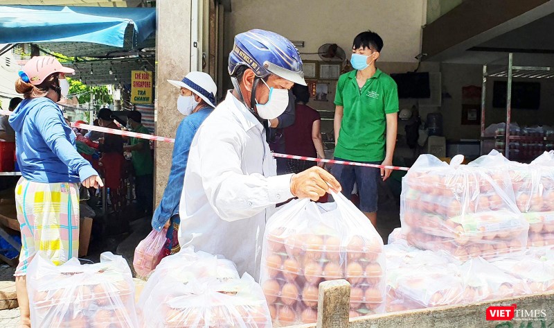 Trứng gà là mặt hàng được nhiều người mua dữ trữ Trứng gà là mặt hàng được nhiều người mua dữ trữ