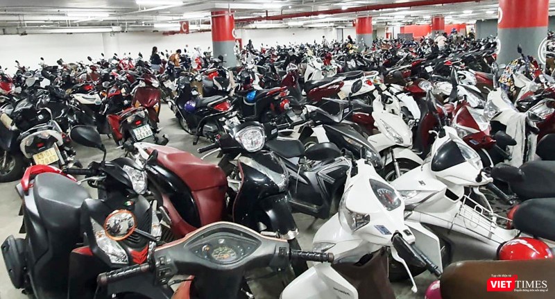 Bãi xe dưới tầng hầm siêu thị ken kín xe Bãi xe dưới tầng hầm siêu thị ken kín xe