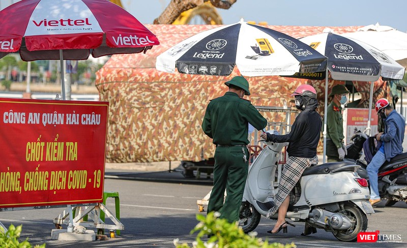 Lực lượng chức năng làm nhiệm vụ tại chốt kiểm soát phía tây cầu Rồng