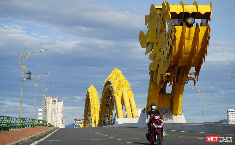 Cầu Rồng (Đà Nẵng) trong những ngày toàn TP Đà Nẵng áp dụng lệnh giãn cách xã hội