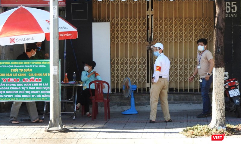 Chốt tự quản khu phố trên đường Lê Duẫn