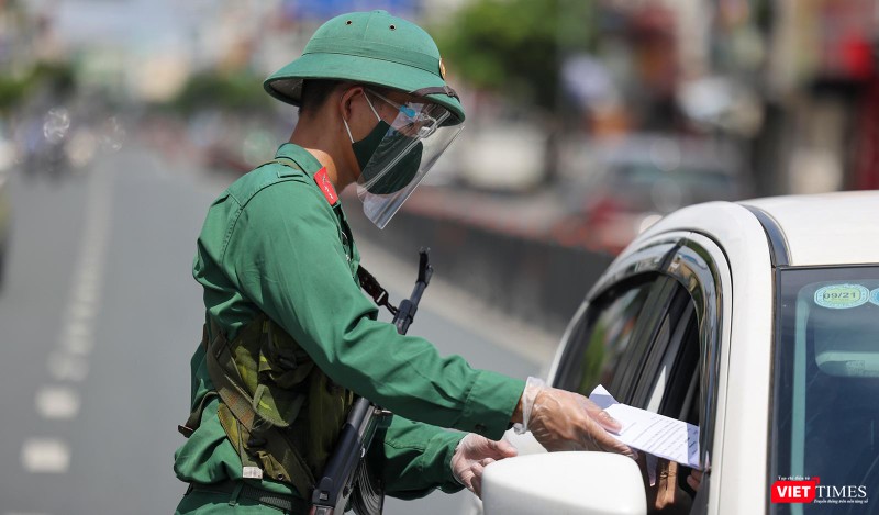 Kiểm tra giấy đi đường của người tham gia giao thông