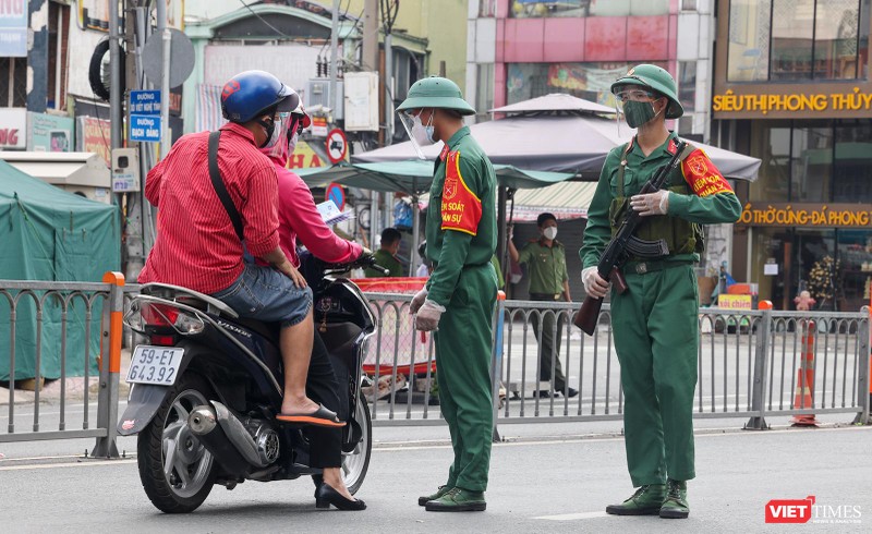 Sáng ngày 23/8, lực lượng kiểm soát quân sự đã có mặt tại các chốt kiểm soát trên địa bàn TP HCM để làm nhiệm vụ