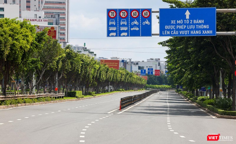 Đường phố ở TP HCM vắng bóng người