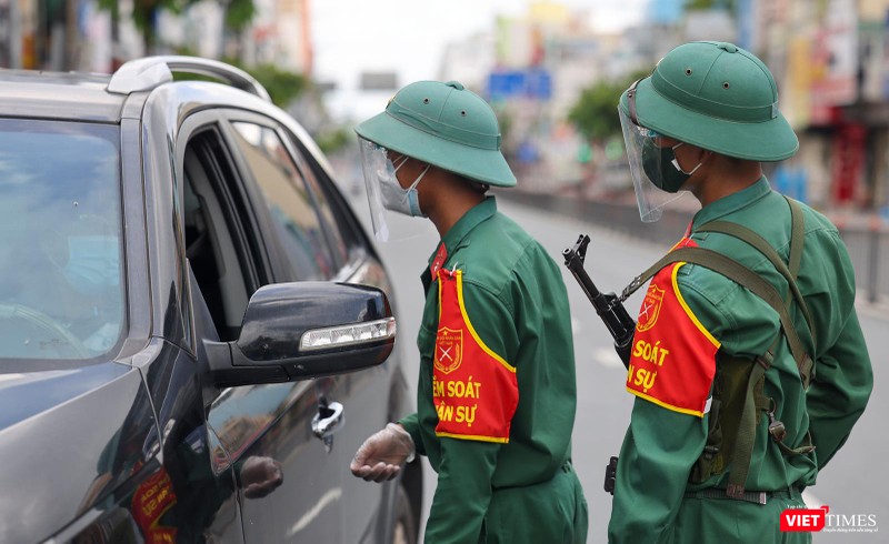 Một ô tô được yêu cầu dừng kiểm tra