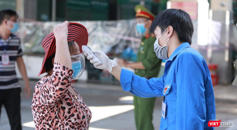 Kiểm tra thân nhiệt người đến chợ