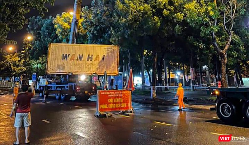 Các container đông lạnh được cẩu lắp vào vị trí điểm cung ứng (ảnh Hưng Lợi) Các container đông lạnh được cẩu lắp vào vị trí điểm cung ứng (ảnh Hưng Lợi)