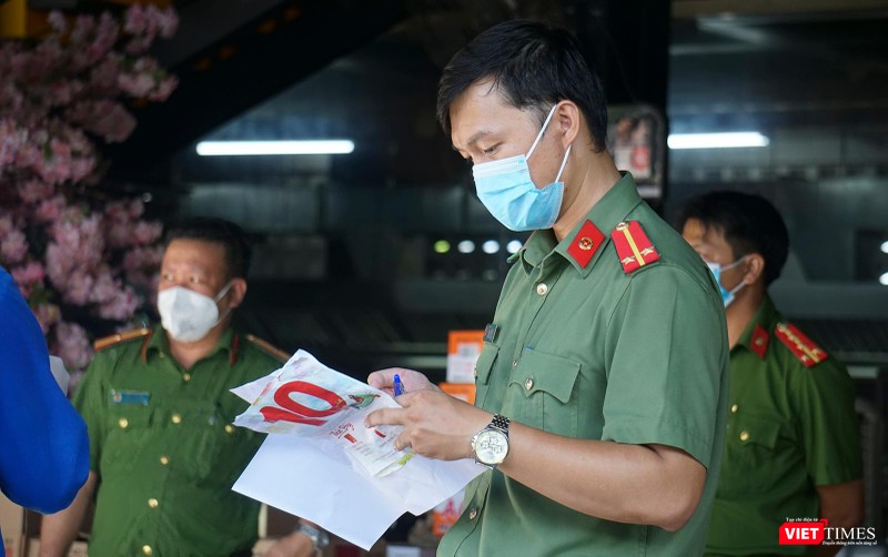 Kiểm tra đơn hàng cung ứng cho người dân