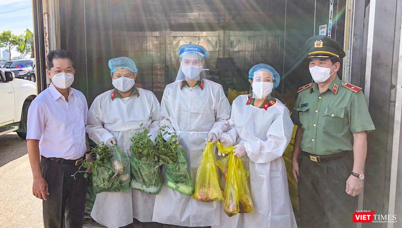 Bí thư Thành uỷ Đà Nẵng (bìa trái) và Giám đốc Công an TP Đà Nẵng (bìa phải), chụp ảnh lưu niệm với các chiến sĩ trong ngày đầu đưa các điểm cung ứng thực phẩm vào hoạt động