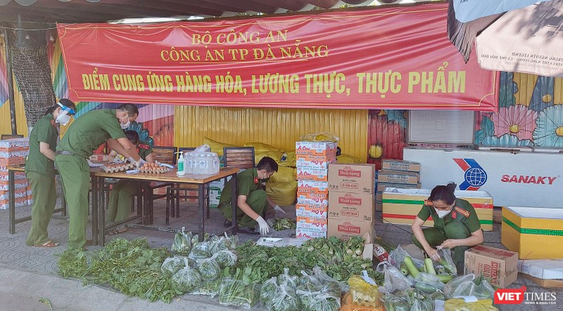 Lực lượng công an đang chuẩn bị đơn hàng tại một điểm cung ứng thực phẩm do Công an Đà Nẵng đảm nhiệm