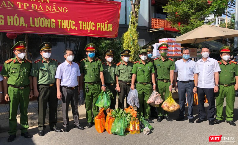 Bí thư Thành uỷ Đà Nẵng chụp ảnh lưu niệm với lực lượng công an nhân sự kiện đưa 30 điểm cung ứng thực phẩm do lực lượng Công an TP Đà Nẵng vào hoạt động