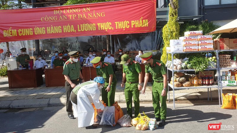 Lực lượng công an Đà Nẵng tiếp nhận các đơn hàng của người dân trong ngày đầu đưa 30 điểm cung ứng thực phẩm vào phục vụ