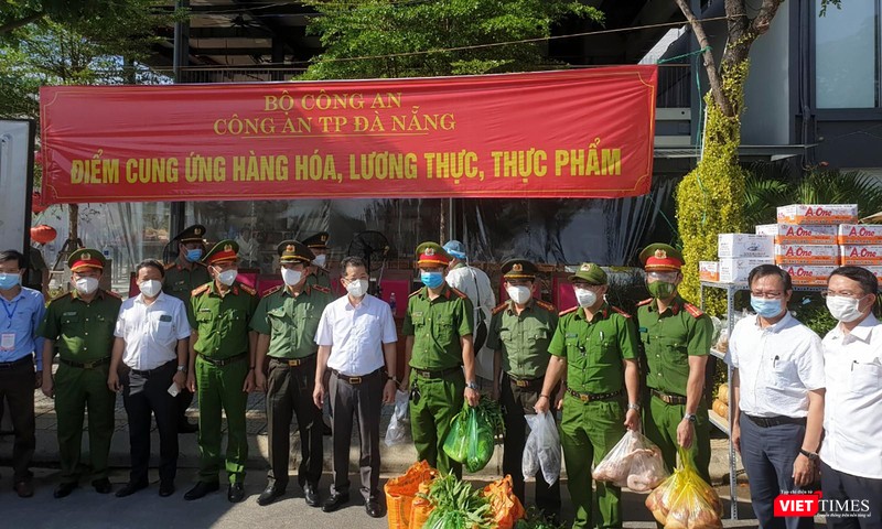 Bí thư Thành uỷ Đà Nẵng chụp ảnh lưu niệm với các lực lượng trong ngày đầu đưa các điểm cung ứng nhu yếu phẩm vào hoạt động Bí thư Thành uỷ Đà Nẵng chụp ảnh lưu niệm với các lực lượng trong ngày đầu đưa các điểm cung ứng nhu yếu phẩm vào hoạt động