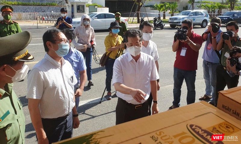 Ông Nguyễn Văn Quảng - Bí thư Thành uỷ Đà Nẵng kiểm tra điểm cung ứng do lực lượng công an đảm trách Ông Nguyễn Văn Quảng - Bí thư Thành uỷ Đà Nẵng kiểm tra điểm cung ứng do lực lượng công an đảm trách