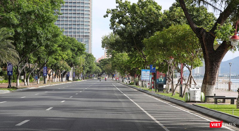 Đường Bạch Đằng vắng lặng, khắc hẵn so với ngày Quốc khánh 2/9 mọi năm