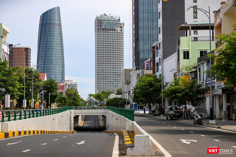 Hầm chui phía tây cầu Sông Hàn vắng lặng