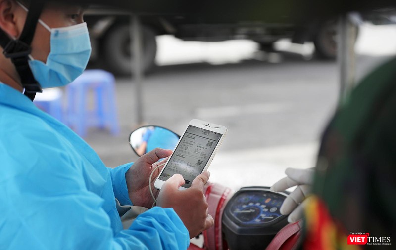 Người dân sử dụng mã QRCode để đi lại và làm việc trên địa bàn TP Đà Nẵng Người dân sử dụng mã QRCode để đi lại và làm việc trên địa bàn TP Đà Nẵng