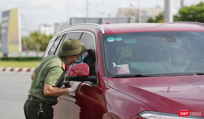 Lực lượng công an kiểm tra ngay trên xe