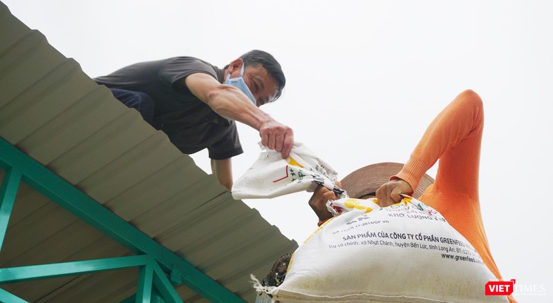 Người dân Đà Nẵng dùng bao cát để chằng chống nhà cửa