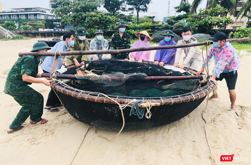 Lực lượng Bộ đội Biên phòng giúp ngư dân Đà Nẵng chuyển tàu thuyền lên bờ để tránh bão số 5