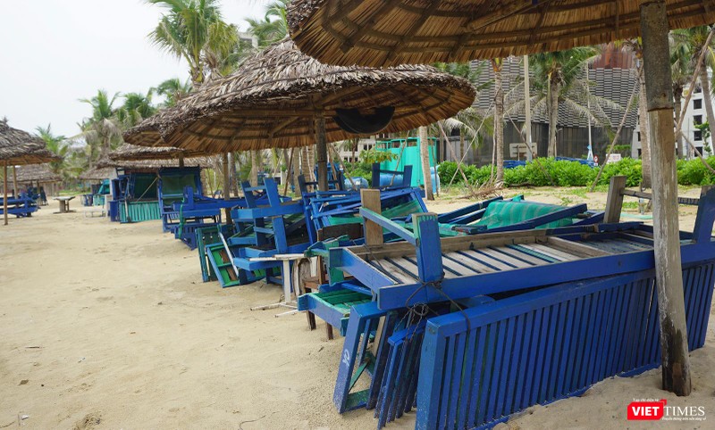 Thu dọn bàn ghế tại biển du lịch