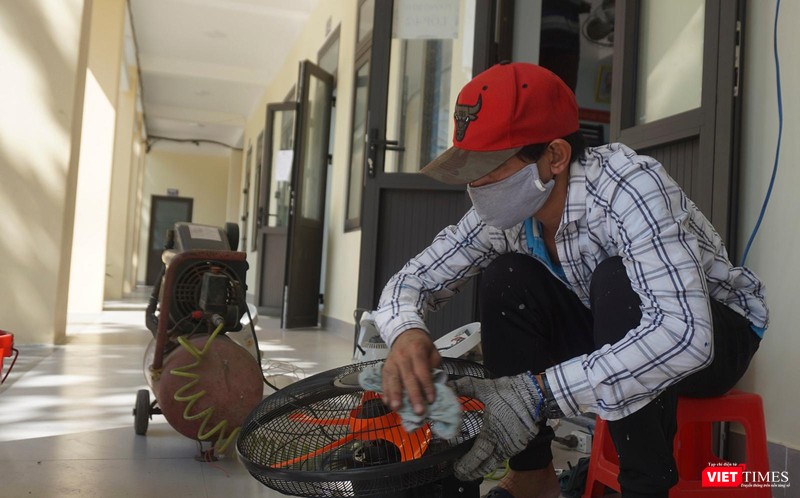 Kiểm tra, bảo dưỡng quạt để đón học sinh đến lớp