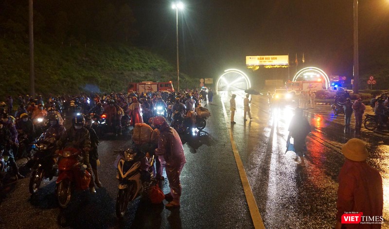 Tối ngày 6/10, hầm Hải Vân đã mở cửa để phương tiện xe máy trực tiếp đi qua Tối ngày 6/10, hầm Hải Vân đã mở cửa để phương tiện xe máy trực tiếp đi qua