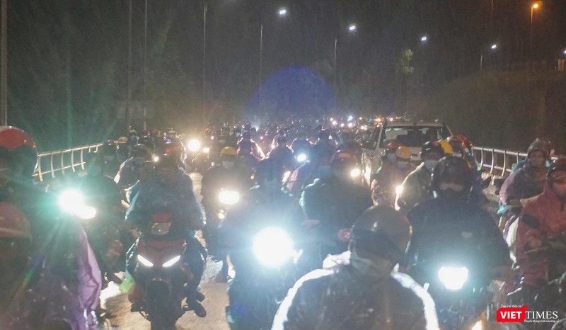 Dòng xe đi vào đường dẫn vào hầm Dòng xe đi vào đường dẫn vào hầm